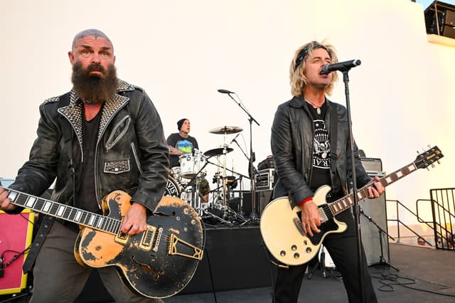 See GREEN DAY, RANCID and BLINK-182 members cover RAMONES as CRETIN FAMILY