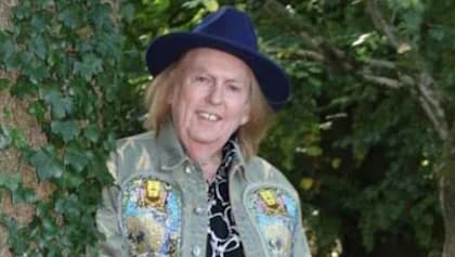 SLADE Guitarist DAVE HILL Shares 'Play It To The Crowd' Single From Upcoming 'Dirty Foot Lane' Solo Album