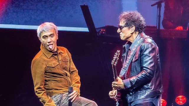 "Now I can step back. Congratulations." Journey frontman Arnel Pineda hints at exit as the hard rock legends invite tribute band vocalist onstage at two Japanese shows