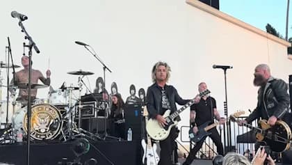 Watch: BILLIE JOE ARMSTRONG, TRAVIS BARKER, TIM ARMSTRONG And CJ RAMONE Perform At Official RAMONES 50th-Anniversary Tribute