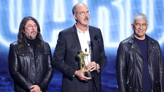 Watch Nirvana reunite on stage and pay tribute to Kurt Cobain as they accept their MTV award