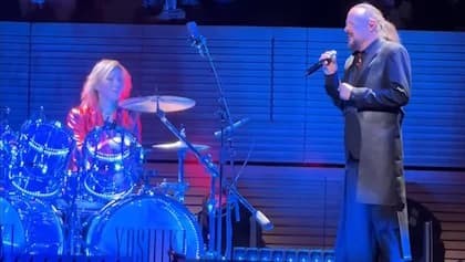 Watch: KORN's JONATHAN DAVIS Joins YOSHIKI On Stage For Classical Reimagining Of 'Freak On A Leash'