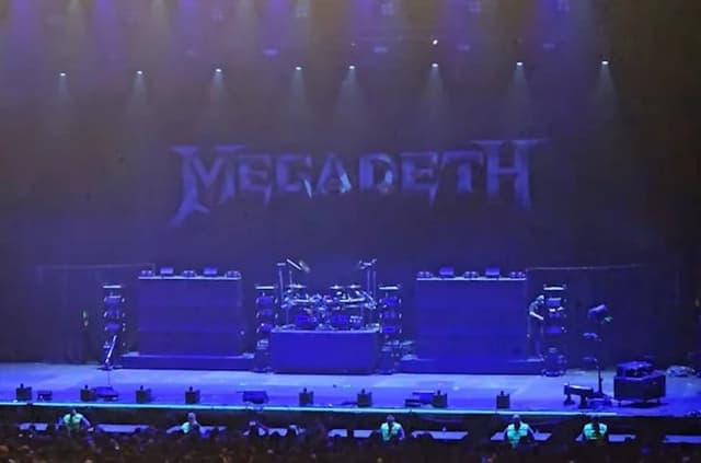 Disappointed MEGADETH Fans Blast Stage With Trash In Lisbon After Band's Last-Minute Cancellation