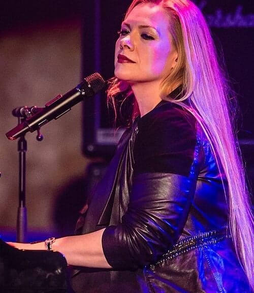 Symphonic Metal Singer and Vocal Coach AMANDA SOMERVILLE (EPICA, KAMELOT) Diagnosed With Aggressive Brain Tumor