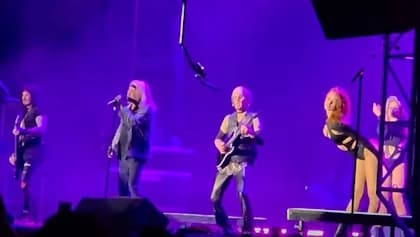 Watch: MÖTLEY CRÜE Performs 'Take Me To The Top' For First Time In More Than Four Decades