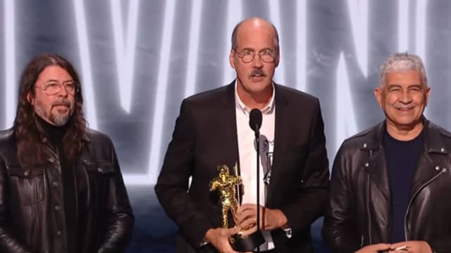 Watch Nirvana reunite on stage to accept the MTV Video Vanguard Award