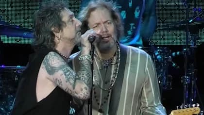 Watch: THE BLACK CROWES Perform Cover Of LED ZEPPELIN's 'The Rover' In New York City