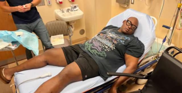Kaonashi frontman Peter Rono forced to play sitting down, had fluid drain from knee while on tour