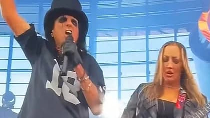 Watch: ALICE COOPER Plays Three-Song Set At Halftime Of Las Vegas Raiders Vs. Kansas City Chiefs Game