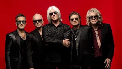 PHIL COLLEN On His DEF LEPPARD Bandmates: 'We' Still 'Like Hanging Out With Each Other'