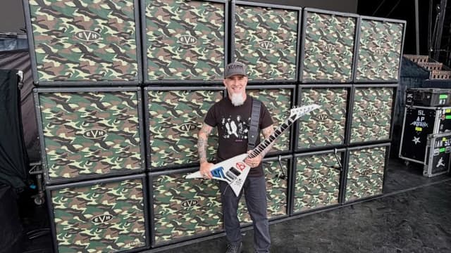 SCOTT IAN Reveals He Plays Poker During ANTHRAX Shows