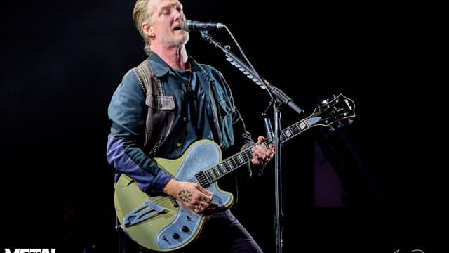 QUEENS OF THE STONE AGE's JOSH HOMME Martyrs Himself, Risks $10,000 Fine to Smoke on Stage
