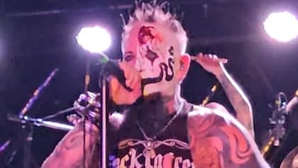 Watch: MUDVAYNE's CHAD GRAY Returns To Live Stage After Canceling Two Shows Due To Vocal Injury