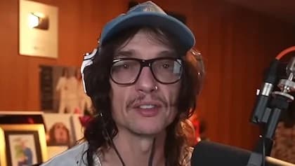 THE DARKNESS's JUSTIN HAWKINS Is 'Not The Greatest Fan Of Phones At Concerts': 'It's Boring To Sing To A Load Of Lenses'