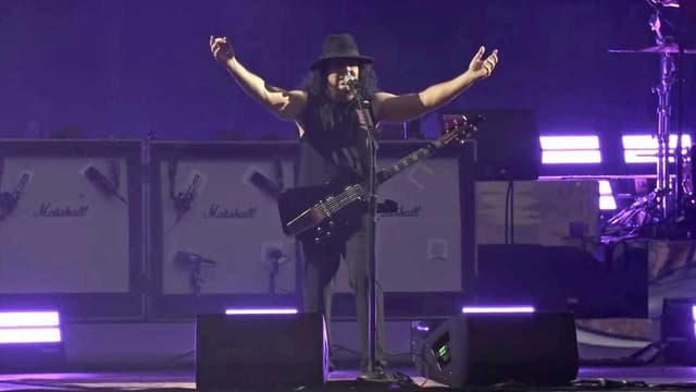 "Pull Oasis out of your ass!" Watch System Of A Down's Daron Malakian lead entire stadium in Oasis tapeworm chant