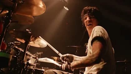 MÖTLEY CRÜE's TOMMY LEE Explains How He Still Weighs The Same As He Did In High School
