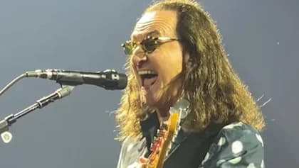 RUSH's GEDDY LEE Diagnosed With Laryngitis And Bronchitis; Two Fort Worth, Texas Shows Postponed