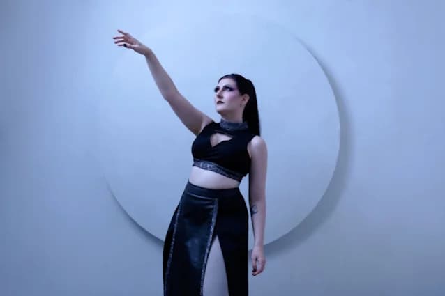 Ex-CRADLE OF FILTH Keyboardist LINDSAY SCHOOLCRAFT Embraces Her Love Of Nu Metal On 'Harrowing'