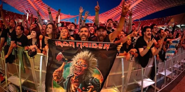 IRON MAIDEN Perform "Infinite Dreams" for First Time in 30 Years