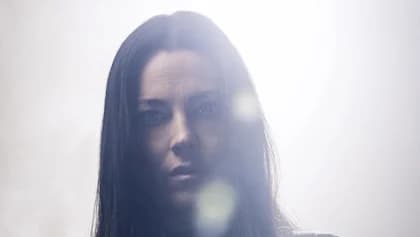 EVANESCENCE's AMY LEE On Women In Metal: 'The Rock And Metal Sisterhood Is Amazing Because It's An Ever-Growing Group'