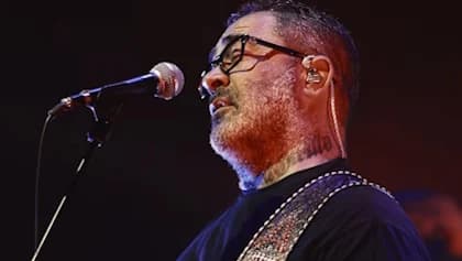 Aaron Lewis Criticizes Bands Using Backing Tracks Live