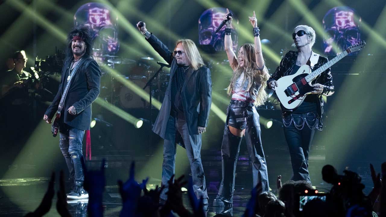 Mötley Crüe and Carrie Underwood perform on American Idol