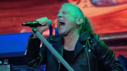 Bruce Dickinson uses name Lake Ontario during Iron Maiden concert