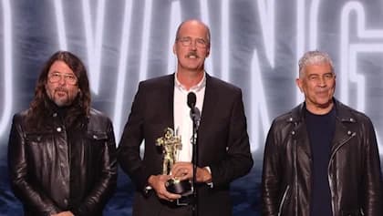 Nirvana's surviving members accept MTV Video Vanguard Award