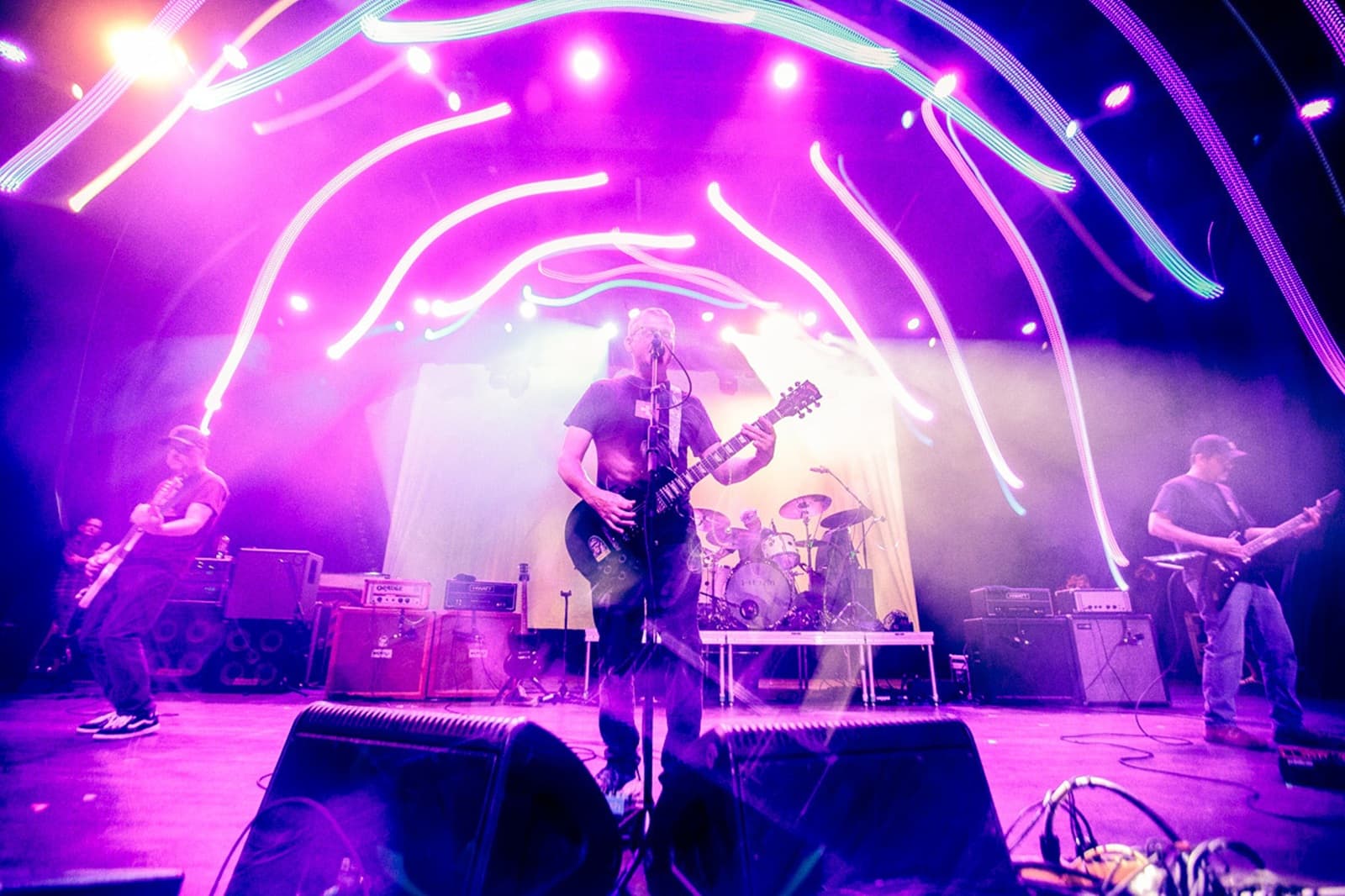 Hum performs first live show in years