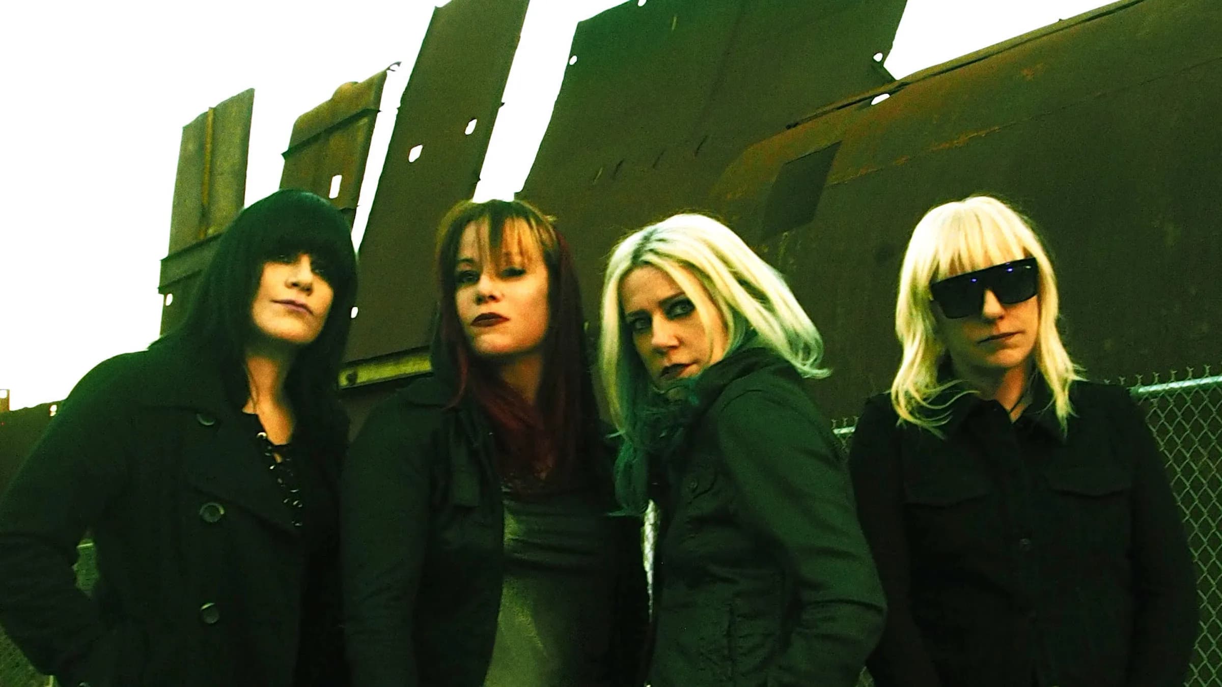 Jennifer Finch of L7 has died