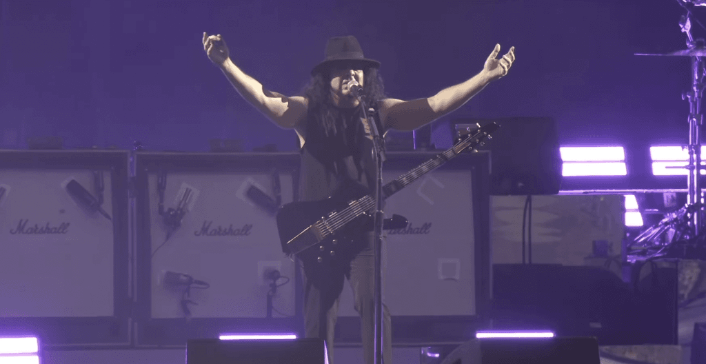 Daron Malakian leads crowd in mocking Oasis